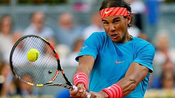 Nadal golpea la pelota. 