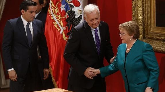 Bachelet saluda al nuevo ministro del Interior, Jorge Burgos.