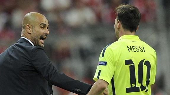 Guardiola, en el partido del martes junto a Messi. 