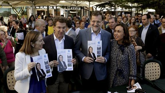 El presidente del Gobierno y del PP, Mariano Rajoy (2d), junto al presidente de la Xunta, Alberto Núñez Feijóo (2i), la ministra de Fomento, Ana Pastor (i), y la candidata del PP a la Alcaldía de Marín, María Ramallo (d).