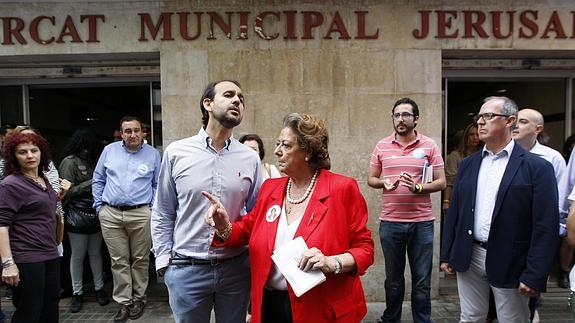 La alcaldesa de Valencia y candidata a la reelección, Rita Barberá, durante su visita a un mercado.