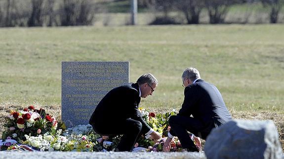 Los directores de Lufthansa y Germanwings depositan flores en memoria de las víctimas.