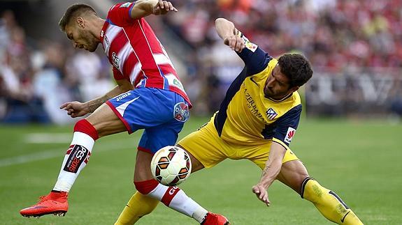 Rochina (i) y Raúl García luchan por el balón. 