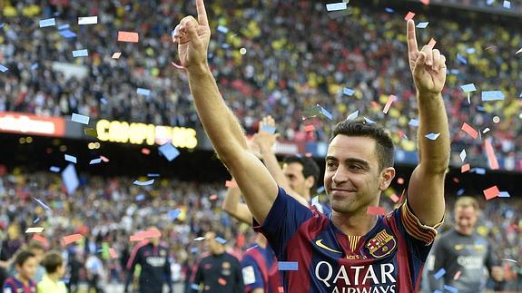 Xavi se despide de su afición. 