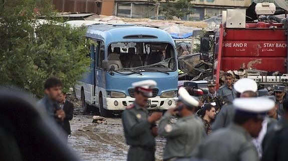 Miembros de la seguridad afgana acordonan una calle tras un atentado suicida en Kabul.