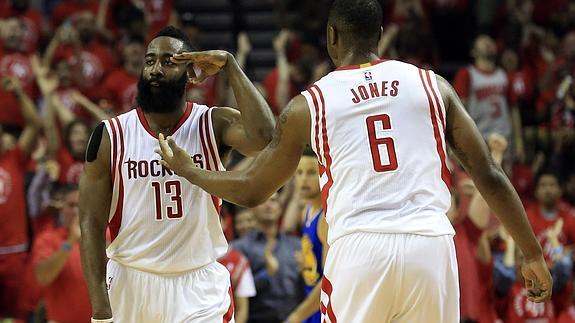 James Harden (i) celebra una canasta con Terrence Jones. 