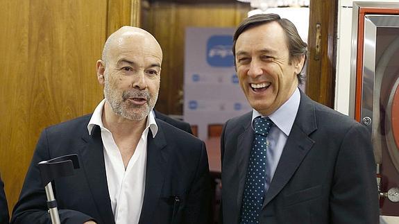 Antonio Resines, junto al portavoz del Grupo Parlamentario Popular, Rafael Hernando.