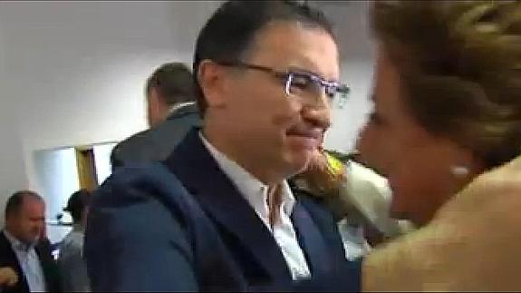 Serafín Castellano se abraza a Rita Barbera.