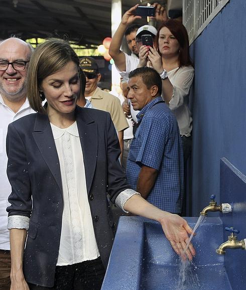 La reina Letizia comprueba el funcionamiento de uno de los proyectos de Jiquilisco, en El Salvador.