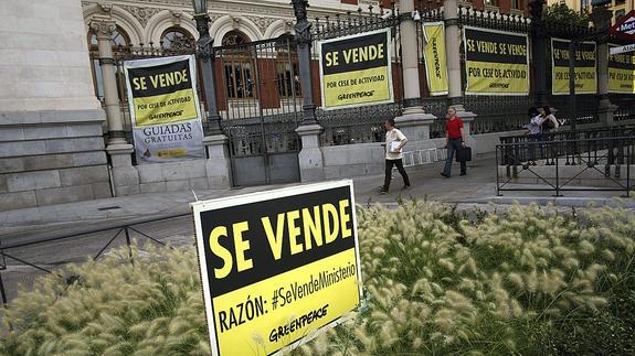 Greenpeace que ha cubierto hoy la verja de la fachada del Ministerio de Agricultura, Alimentación y Medio Ambiente.