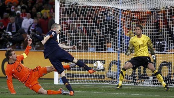 Andrés Iniesta marca el gol en el Mundial de Sudáfrica. 