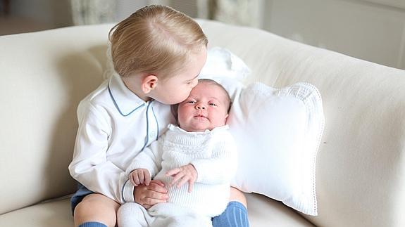 El príncipe Jorge, junto a su hermana Carlota.