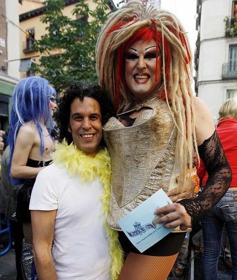 Pedro Zerolo, junto a una drag queen en una marcha del Orgullo Gay. Reuters I Atlas