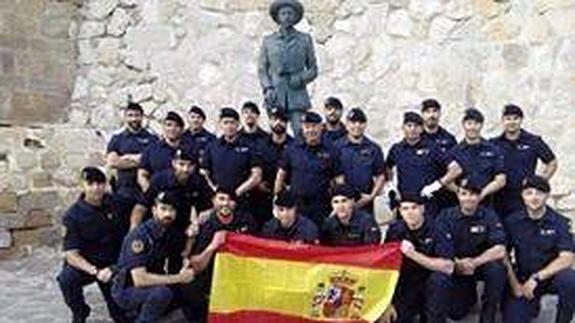 El grupo de élite de la Guardia Civil, junto a la estatua de Franco.