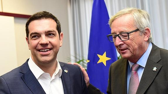 Alexis Tsipras y Jean-Claude Juncker. 