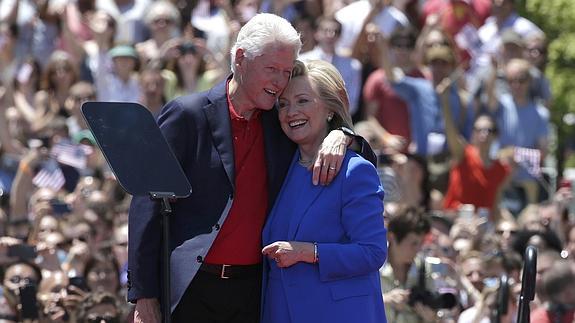 Bill y Hillary Clinton, tras el discurso de la aspirante.