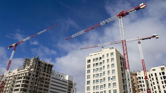 Construcción de bloques de apartamentos a las afueras de Madrid.