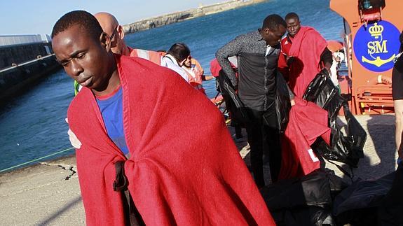 Varios inmigrantes, a su llegada a Tarifa.