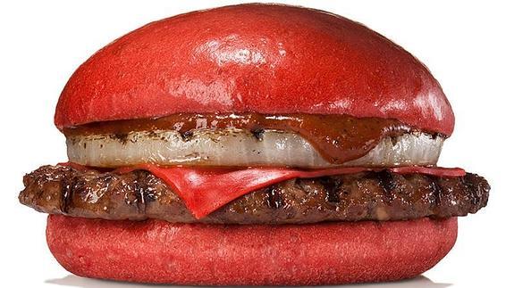 La hamburguesa de queso y pan rojo, carne de res y salsa de guindilla y miso rojo.