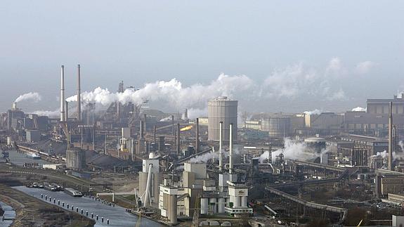 Complejo de Corus Hoogovens en el canal de Ijmuiden, en Holanda.