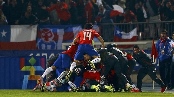 Los jugadores de Chile celebran el tanto. 