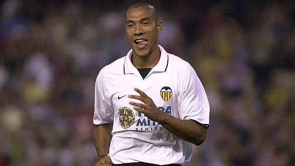 Carew, durante un partido con el Valencia. 