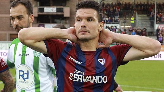 Errasti, jugador del Eibar, durante un partido. 