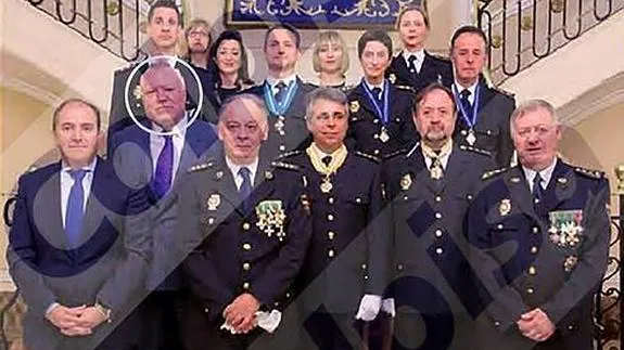 Foto oficial del acto en primavera de 2014 en el que el ‘número 2’ de la Policía, Eugenio Pino (el segundo por la izq. en primera fila), impuso la más importante condecoración del cuerpo al comisario José Manuel Villarejo (en el círculo).