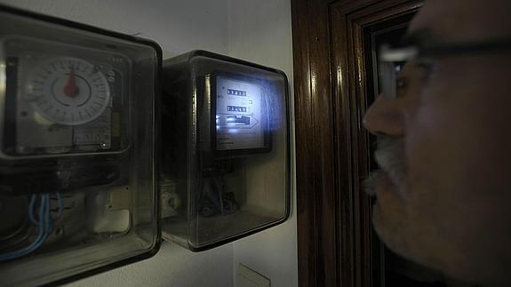 Un hombre sustituyendo un contador.