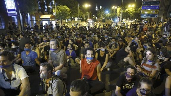 Manifestantes ante el Congreso de los Diputados.