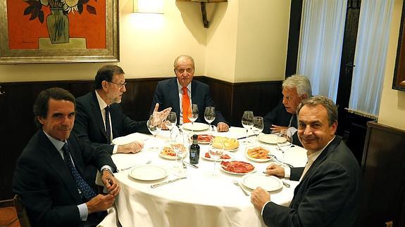 El Rey Juan Carlos (c) acompañado por el Presidente del Gobierno, Mariano Rajoy (2i) y los expresidentes José María Aznar (i), Felipe González (2d) y José Luis Rodriguez Zapatero, durante la cena privada.