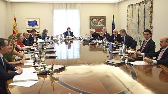 Rajoy preside la reunión del Consejo de Ministros. 