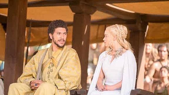 Joel Fry  y Emilia Clarke  en una escena de la serie  'Juego de tronos'