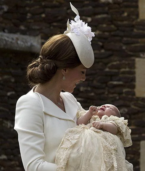 La duquesa de Cambridge, con la princesa Carlota en brazos. 