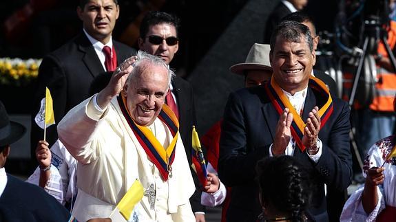 El papa Francisco, junto al presidente ecuatoriano, Rafael Correa.