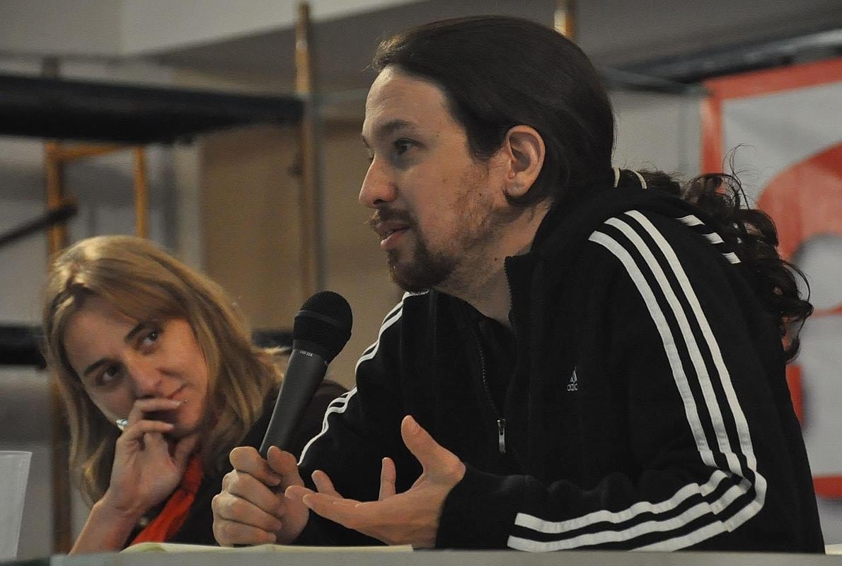 Tania Sánchez mira a Pablo Iglesias durante una rueda de prensa.