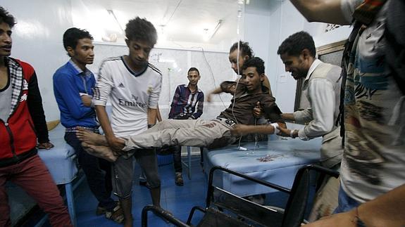 Un herido, atendido en un hospital yemení.