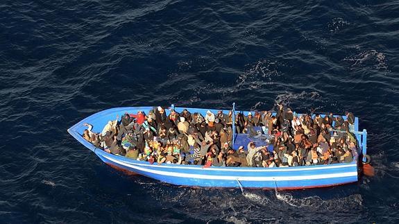 Un barco con unos 200 inmigrantes cerca de la costa de Lampedusa.