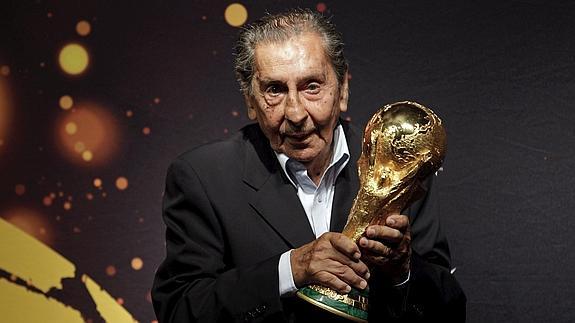 El legendario Alcides Gigghia, junto a la Copa del Mundo.