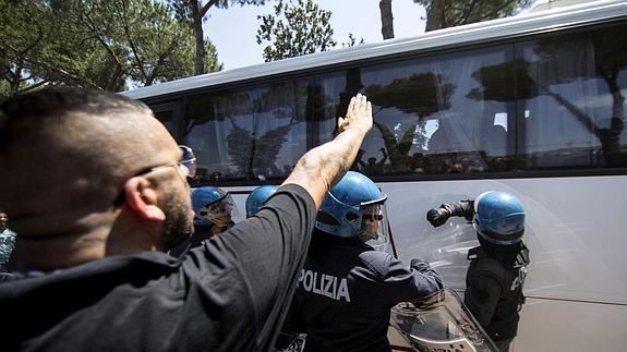 Un manifestante hace el saludo fascista a un autobús de refugiados.
