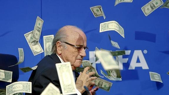 Joseph Blatter, entre billetes falsos arrojados por un cómico. 