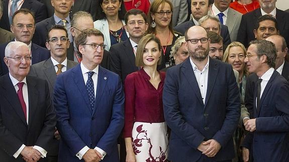 La reina Letizia, acompañada del presidente de la Xunta, Alberto Núñez Feijóo, el director del Instituto Cervantes, Víctor García de la Concha, y el alcalde de Santiago, Martiño Noriega.