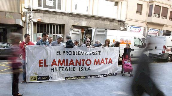 Las manifestaciones contra el uso del amianto se sucedieron tras conocerse en los años 80 que era cancerígeno. 