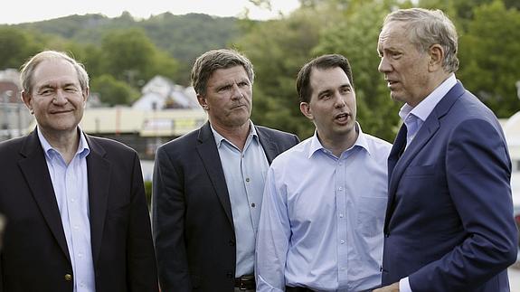 Jim Gilmore (i), junto a otros exgobernadores republicanos.