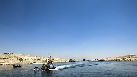 Un barco cruza el canal de Suez en la ciudad portuaria egipcia de Ismailía.