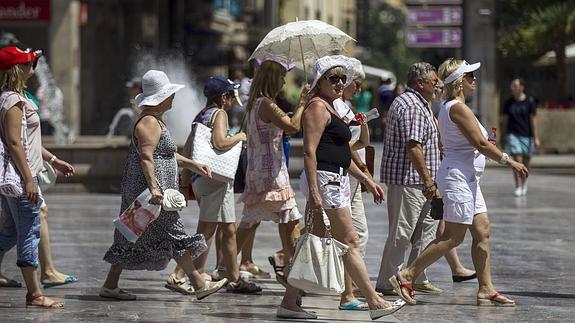 Turistas se protegen del calor en Valencia. 