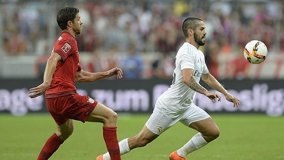 Xabi Alonso (i) e Isco, durante un instante del Bayern - Real Madrid.