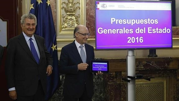 El ministro de Hacienda, Cristóbal Montoro (d), y el presidente de la Cámara Baja, Jesús Posada (i), durante el acto de presentación de los presupuestos generales del Estado 2016.