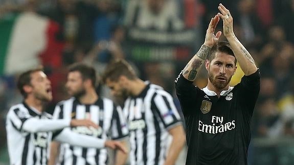 Sergio Ramos aplaude. 