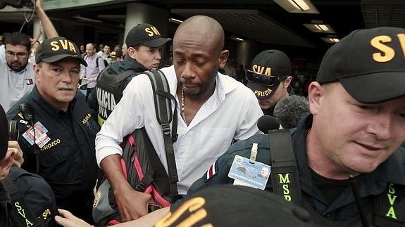 Wanchope, escoltado en el aeropuerto. 